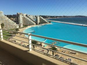阿尔加罗沃Apartamento en San Alfonso del Mar 3D-2B的阳台享有海滩和大海的景致。