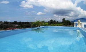 邦加槟港米特拉花园酒店 的一个天空背景的大型蓝色游泳池