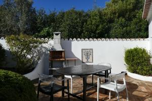 卢斯Quinta Falzina的一个带桌椅和围栏的庭院