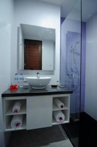 圣吉吉Melasa House的一间带水槽、镜子和淋浴的浴室