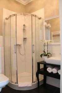 斯拉百斯卡西诺别墅酒店的带淋浴、卫生间和盥洗盆的浴室