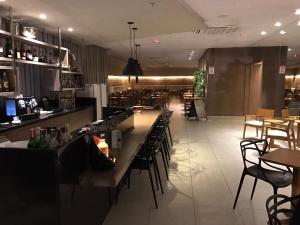 LOFT PREMIUM Boa Viagem 20 andar餐厅或其他用餐的地方