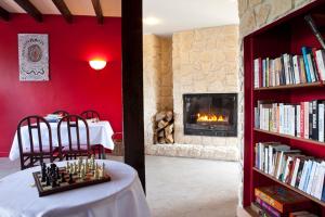 拉卡佩勒－维耶斯康湖泊酒店的客厅配有桌子和壁炉