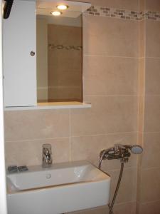 帕拉马全景酒店的一间带水槽和镜子的浴室