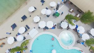查汶苏梅岛康鲍海滩酒店的享有海滩上方的美丽景致,设有游泳池和遮阳伞。