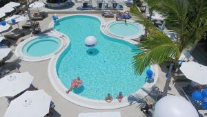 查汶苏梅岛康鲍海滩酒店的游泳池的顶部景色,周围的人坐在游泳池周围