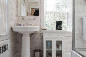 费尔法克斯斯塔福德之家住宿加早餐酒店的白色的浴室设有水槽和镜子