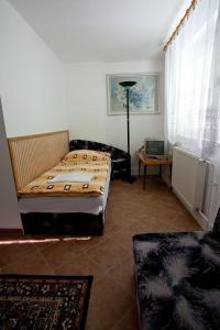 布兰斯科布兰斯科喀斯特旅馆的客厅配有床和沙发