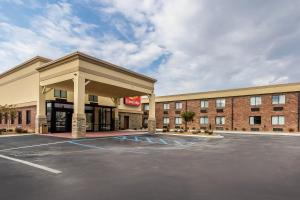 BoazEcono Lodge Boaz的酒店前面的一个空停车位