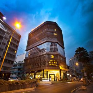 吉隆坡Izumi Hotel Bukit Bintang Kuala Lumpur的一座高大的建筑,上面有星星混合标志