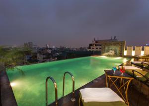 河内拉皮斯酒店的建筑物屋顶上的游泳池