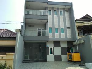 三宝垄RedDoorz Near Gajah Mada Street Semarang的侧侧设有阳台的大型建筑