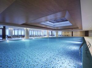 扬州扬州香格里拉酒店的一座带天花板的建筑中的游泳池