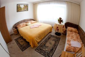 布兰斯科玛卡恰旅馆的一间卧室设有一张床和一个大窗户