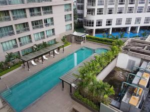 马尼拉ORTIGAS 2 Br Corner Unit With 2 Queen Across Shangrila的大楼前游泳池的顶部景色