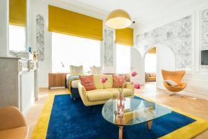 安特卫普Smartflats - Raphael Suites的客厅配有沙发和桌子