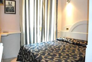 罗马那蒂兹美洲酒店的一间卧室设有一张床和一个大窗户