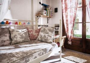 希维利#Luxlikehome-Siviri Cute的客房设有床和窗户。