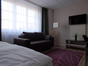 瑙恩Garni Hotel Lavendelhof的带沙发和电视的客厅