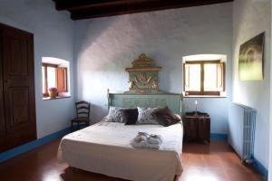 圣费柳-德帕利亚罗尔斯卡萨普拉特乡村民宿的一间卧室,床上有两双鞋