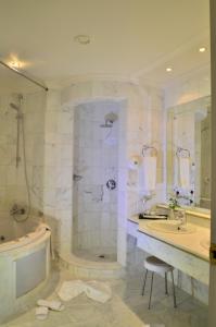 米多恩Royal Garden Palace - Families and Couples的带淋浴、盥洗盆和浴缸的浴室