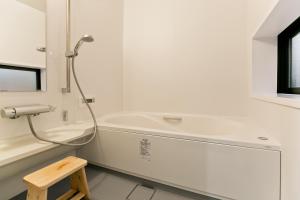 金泽哈希巴安度假屋的白色的浴室设有浴缸和卫生间。