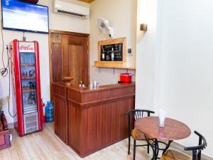 金边丹塞精品酒店的一间设有红色冰箱和桌子的餐厅