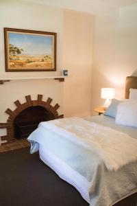 塔南达哈尼施旅馆的一间卧室设有一张大床和一个壁炉