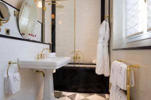 巴黎克里斯蒂娜驿站酒店的一间带水槽和镜子的浴室