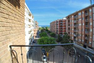 坎布里尔斯Apartamento Nordico , Cambrils Puerto con Parking的阳台享有城市街道的景致。