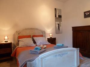 萨尔拉拉卡内达Appartement centre médiéval - Le Cosy de Sarlat的卧室配有白色床和毛巾