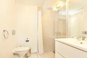 哥本哈根CPH Lux apartm, 2 FULL BATHROOMS 2th的白色的浴室设有卫生间和水槽。