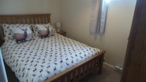 BlidworthLord Byron Lodge的一张带两个鹿枕头的床