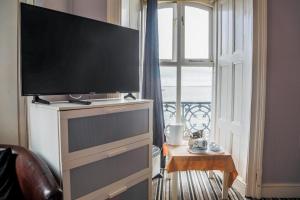 卡纳芬安格尔西纹章酒店的梳妆台上的平板电视,带窗户