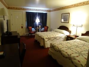 手中鸟阿米什乡村汽车旅馆的酒店客房设有两张床和一张桌子。