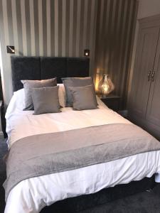 约克江边里尔酒店的一间卧室配有一张带枕头的大床