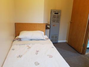 梅迪辛哈特Hat Motel的一间小卧室,配有一张床和空调