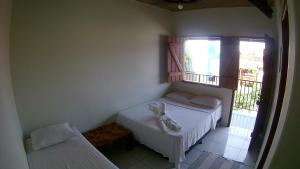 博尼图普萨达塞格德酒店的一间小卧室,配有床和窗户