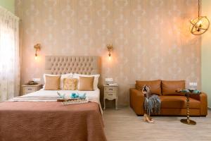 利迈纳里亚Vintage Suites的一间卧室配有一张大床和一把椅子