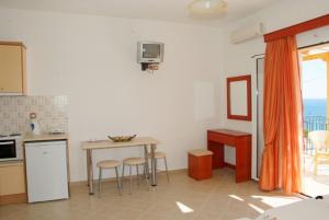 特拉佩扎奇阿尔吉奥尼一室公寓的一间厨房,内设桌子和椅子