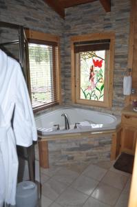 帕戈萨斯普林斯Elkwood Manor Bed & Breakfast的带浴缸的浴室和窗户