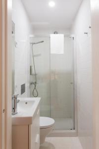 波尔图Casa da Figueiroa的带淋浴和卫生间的白色浴室