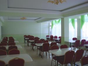 乔尔蓬阿塔Mini-pansionat Maksat的用餐室设有桌椅和窗户。