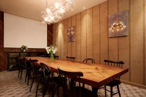 首尔9布里克酒店的一间会议室,配有一张大木桌子和椅子