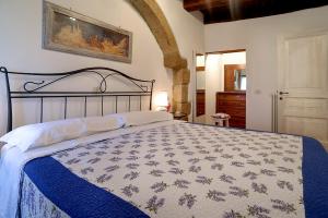 皮蒂利亚诺Casetta Nella Fratta的一间卧室配有一张带蓝色和白色被子的床