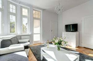 索波特Platinum Chmielewskiego的白色的客厅配有沙发和桌子