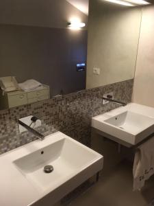 基亚萨苏普尔亚略埃尔达乡间别墅住宿加早餐旅馆的浴室设有白色水槽和镜子