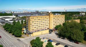 马尔默马尔默早安酒店的城市中一座大型黄色建筑的顶部景观