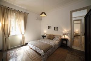 巴勒莫Duchi的一间卧室设有一张床和一个大窗户
