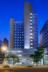 贝洛奥里藏特ibis budget Belo Horizonte Minascentro的夜晚在城市的高楼
